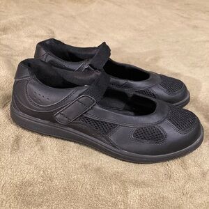 EUC Vintage Mushrooms Leather Mary Jane Slip On Velcro Shoe Size 8.5M